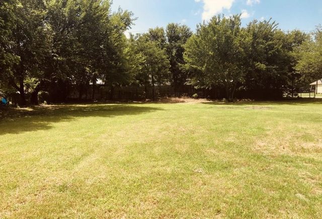 202 S Trappier Street, Alvord, TX 76225