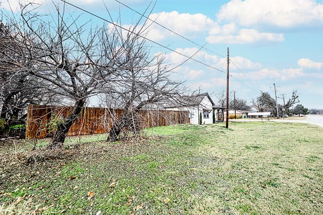 202 S Trappier Street, Alvord, TX 76225