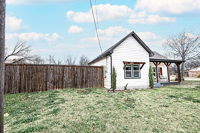 202 S Trappier Street, Alvord, TX 76225
