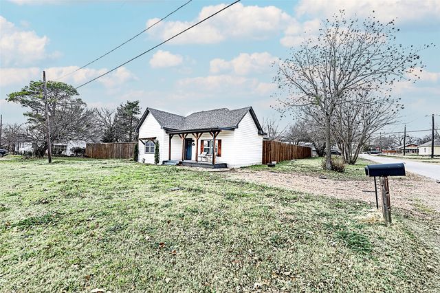 202 S Trappier Street, Alvord, TX 76225