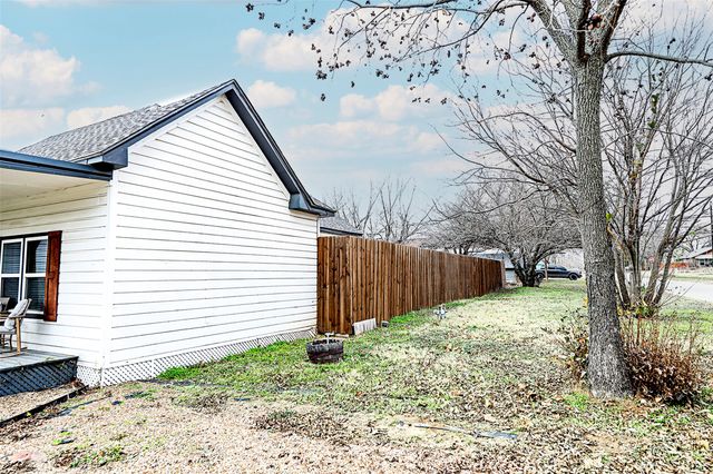 202 S Trappier Street, Alvord, TX 76225