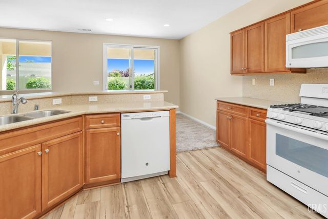 14019 Sandstone Peak Drive, Bakersfield, CA 93306