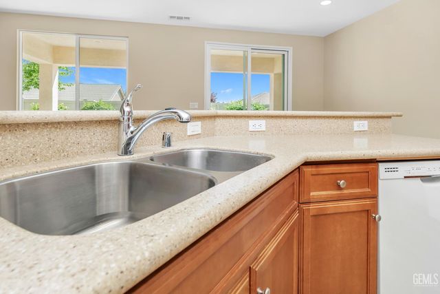 14019 Sandstone Peak Drive, Bakersfield, CA 93306