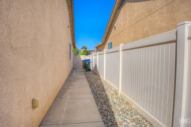 14019 Sandstone Peak Drive, Bakersfield, CA 93306