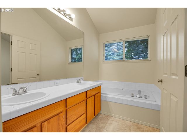 4698 BLACK FOREST Ct, Lake Oswego, OR 97035