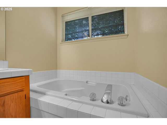 4698 BLACK FOREST Ct, Lake Oswego, OR 97035