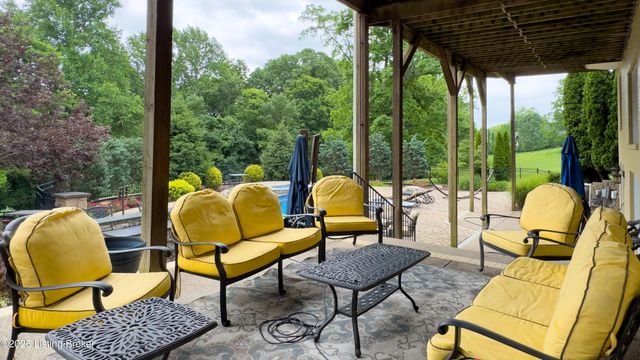 5905 Mt Pleasant Dr, Prospect, KY 40059