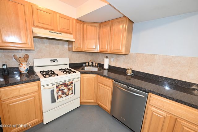 10 Sasha Court, Matawan, NJ 07747