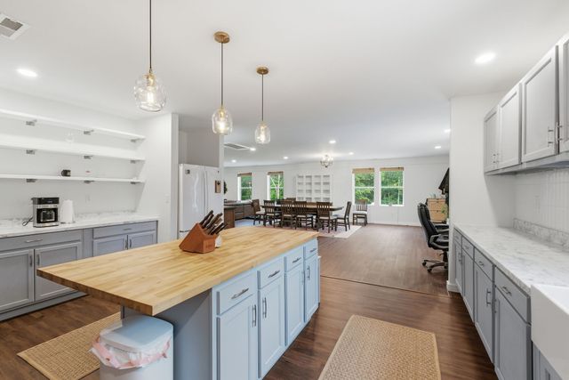 2010 Mosley Ferry Rd, Chapmansboro, TN 37035