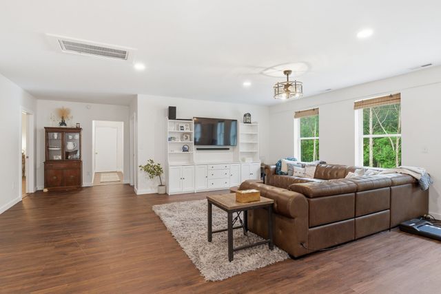 2010 Mosley Ferry Rd, Chapmansboro, TN 37035