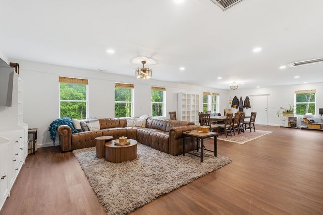 2010 Mosley Ferry Rd, Chapmansboro, TN 37035