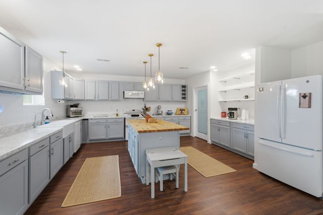 2010 Mosley Ferry Rd, Chapmansboro, TN 37035