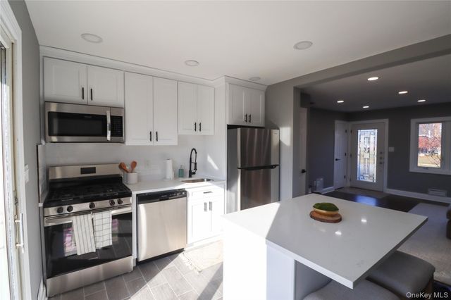 14a Earl Place, Amity Harbor, NY 11701