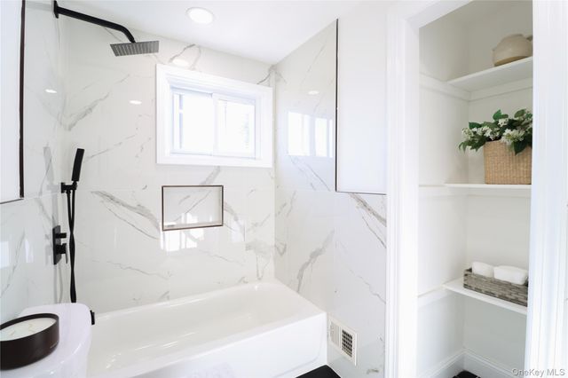 14a Earl Place, Amity Harbor, NY 11701