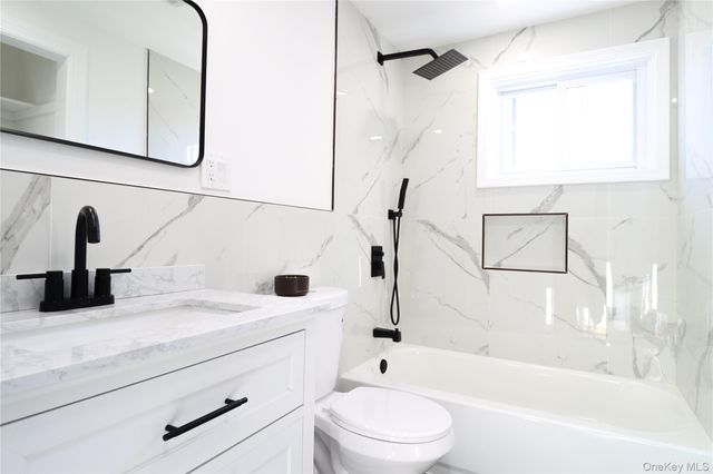 14a Earl Place, Amity Harbor, NY 11701