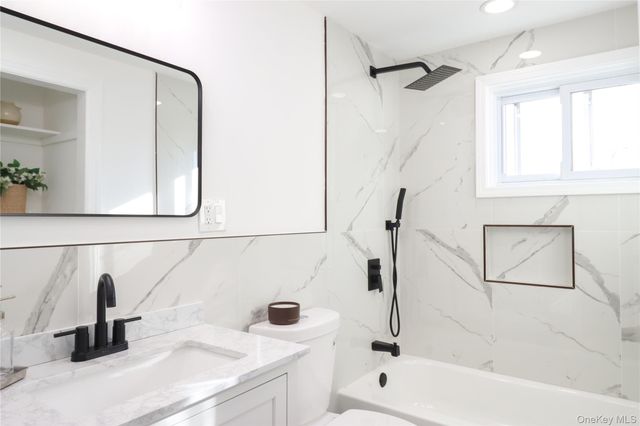 14a Earl Place, Amity Harbor, NY 11701