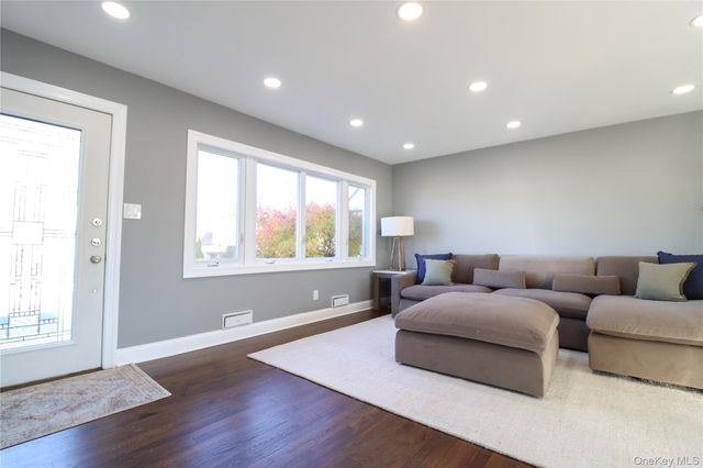 14a Earl Place, Amity Harbor, NY 11701