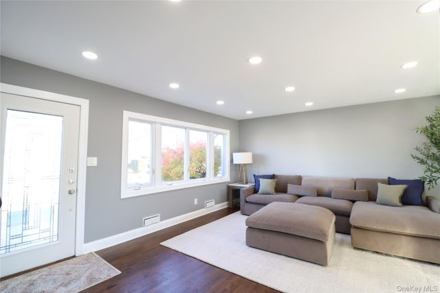 14a Earl Place, Amity Harbor, NY 11701