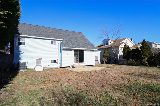 14a Earl Place, Amity Harbor, NY 11701