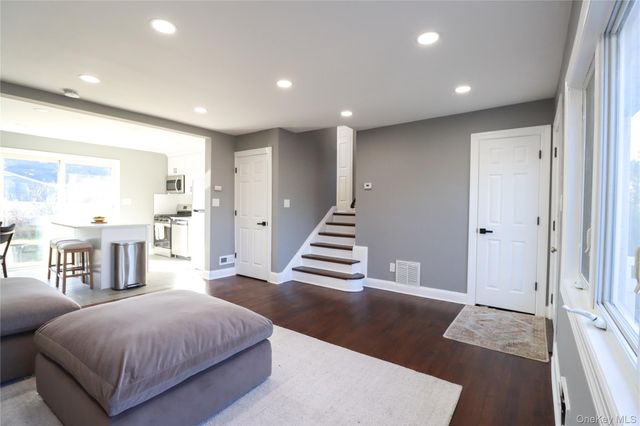 14a Earl Place, Amity Harbor, NY 11701