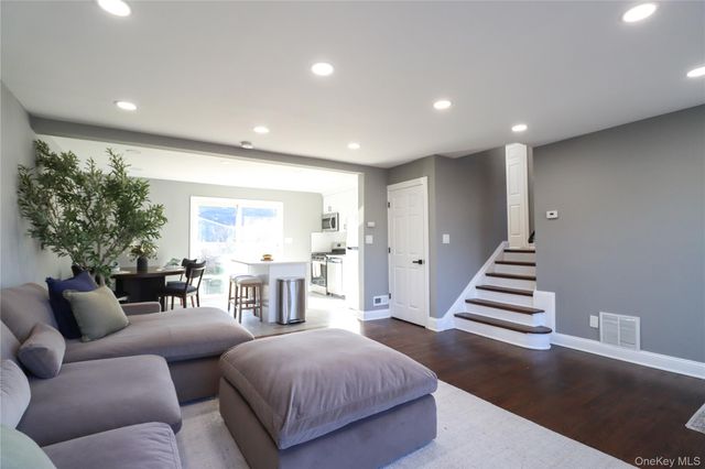 14a Earl Place, Amity Harbor, NY 11701