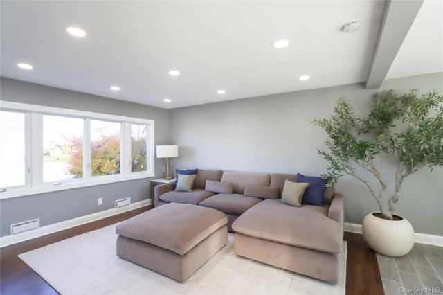 14a Earl Place, Amity Harbor, NY 11701