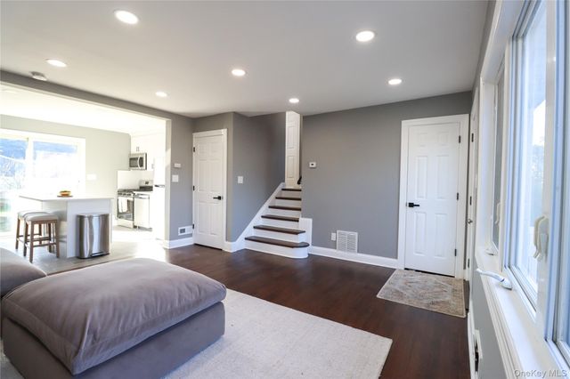 14a Earl Place, Amity Harbor, NY 11701