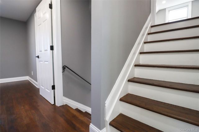 14a Earl Place, Amity Harbor, NY 11701