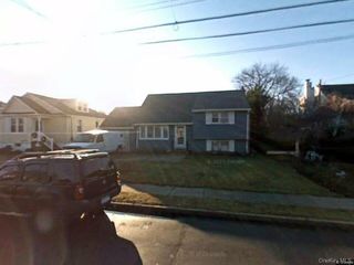 14a Earl Place, Amity Harbor, NY 11701