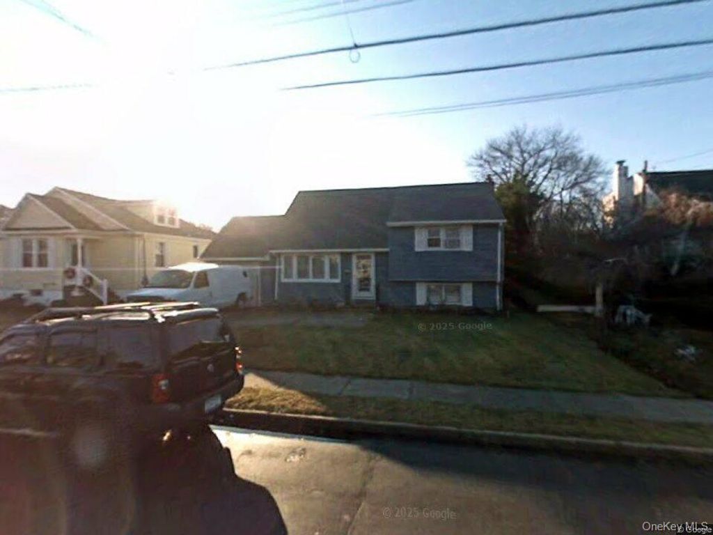 14a Earl Place, Amity Harbor, NY 11701