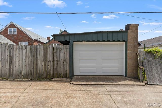 5941 Park Lane, St Louis, MO 63147