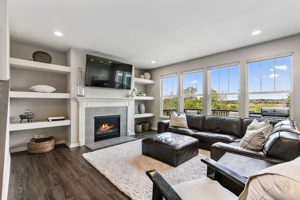 Image 11 of property listing at 380 Hamilton Road, St. Charles, IL 60175