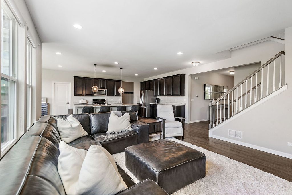 Image 13 of property listing at 380 Hamilton Road, St. Charles, IL 60175
