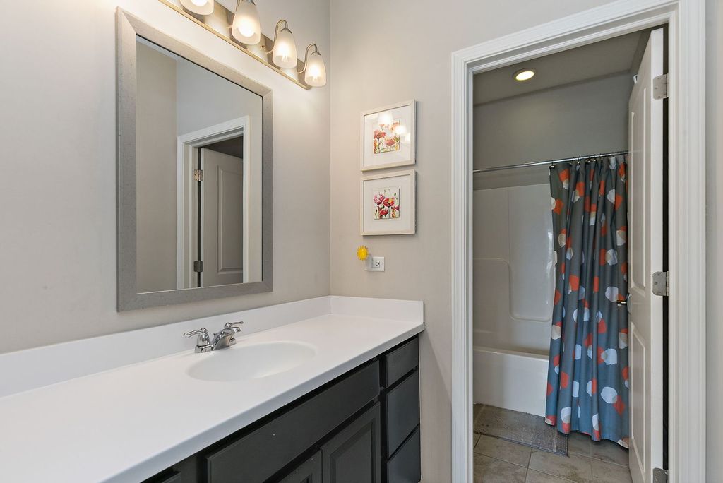 Image 28 of property listing at 380 Hamilton Road, St. Charles, IL 60175