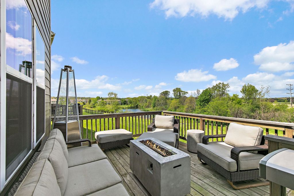 Image 32 of property listing at 380 Hamilton Road, St. Charles, IL 60175