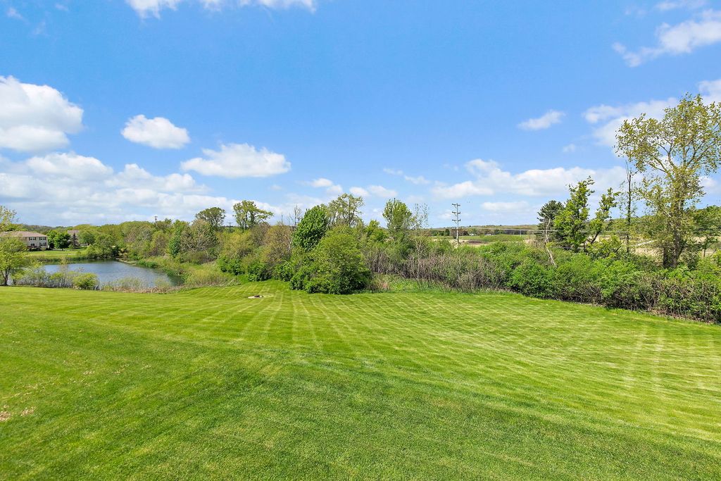 Image 33 of property listing at 380 Hamilton Road, St. Charles, IL 60175