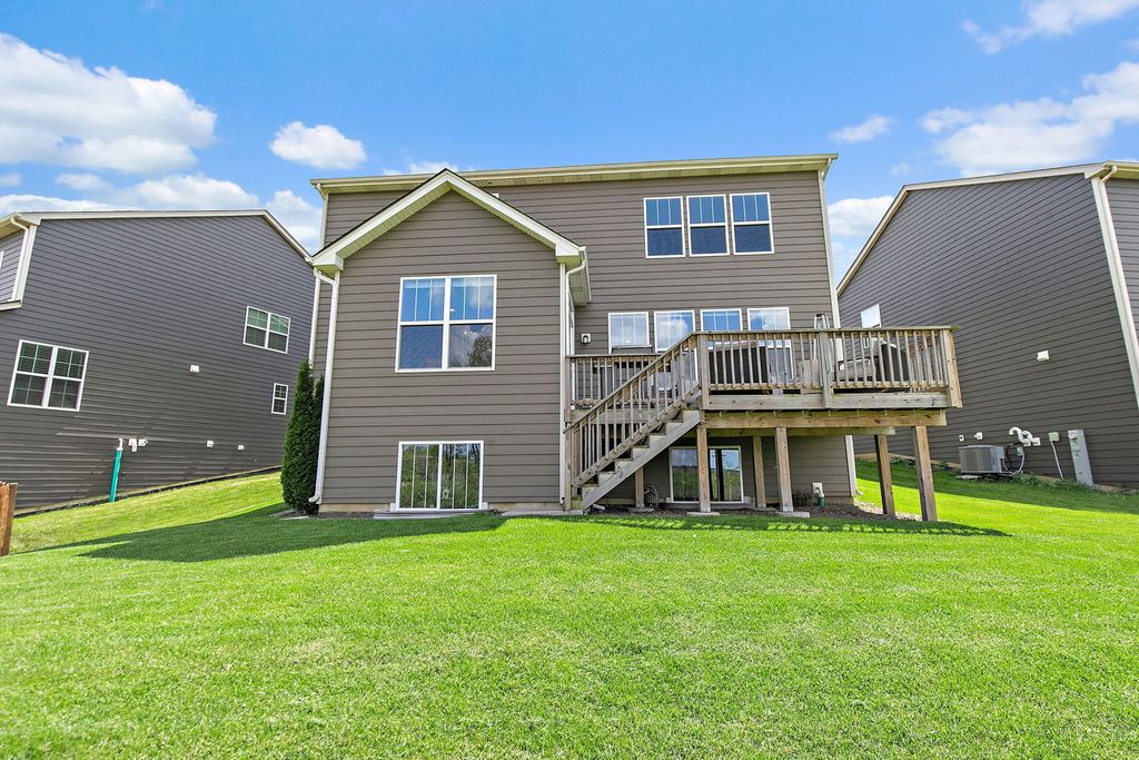 Image 34 of property listing at 380 Hamilton Road, St. Charles, IL 60175