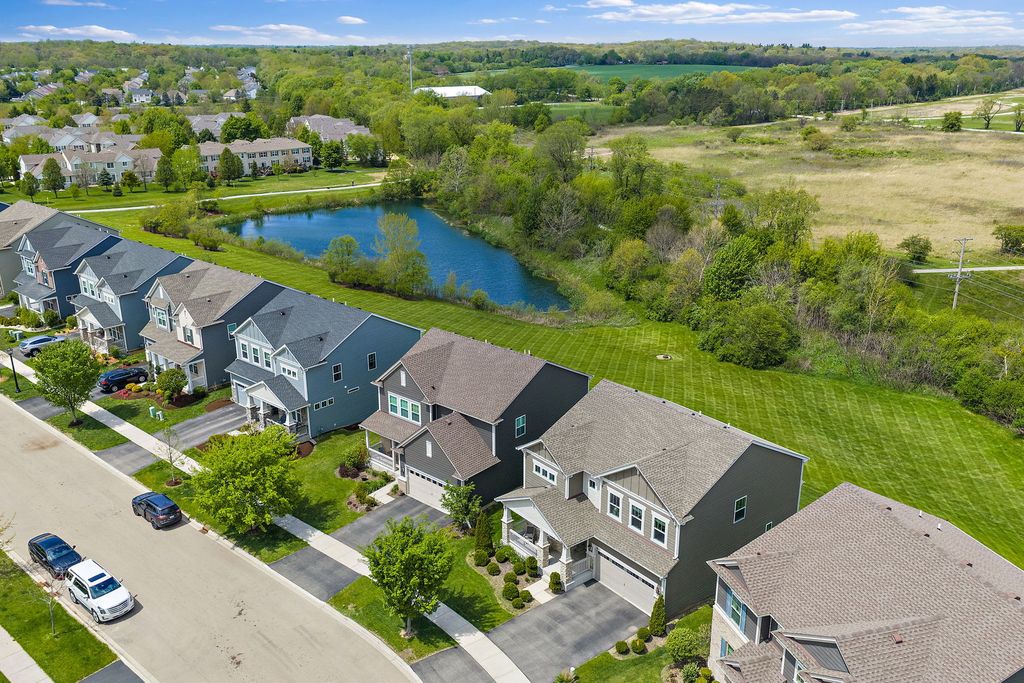 Image 39 of property listing at 380 Hamilton Road, St. Charles, IL 60175