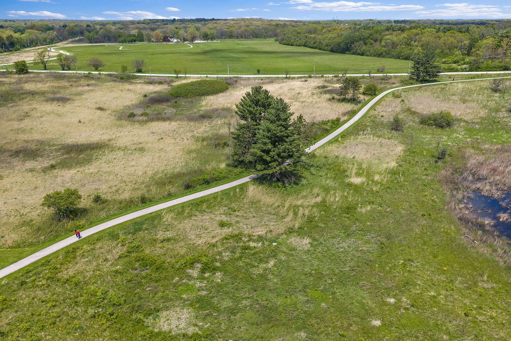 Image 42 of property listing at 380 Hamilton Road, St. Charles, IL 60175