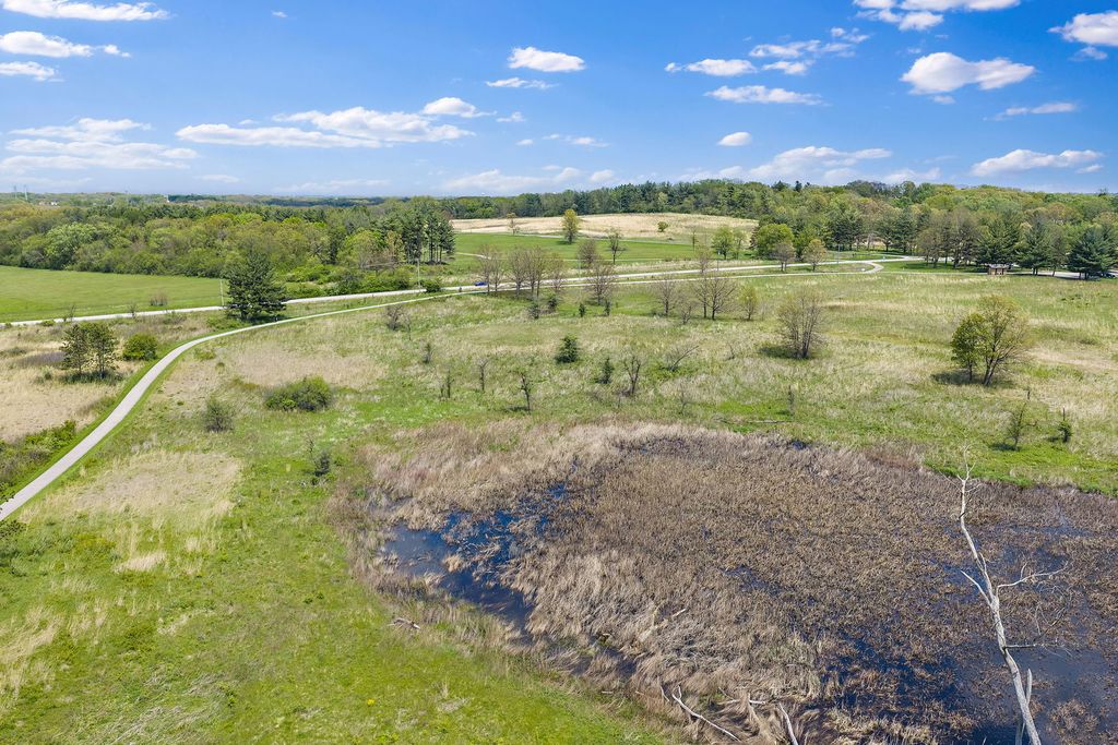 Image 43 of property listing at 380 Hamilton Road, St. Charles, IL 60175