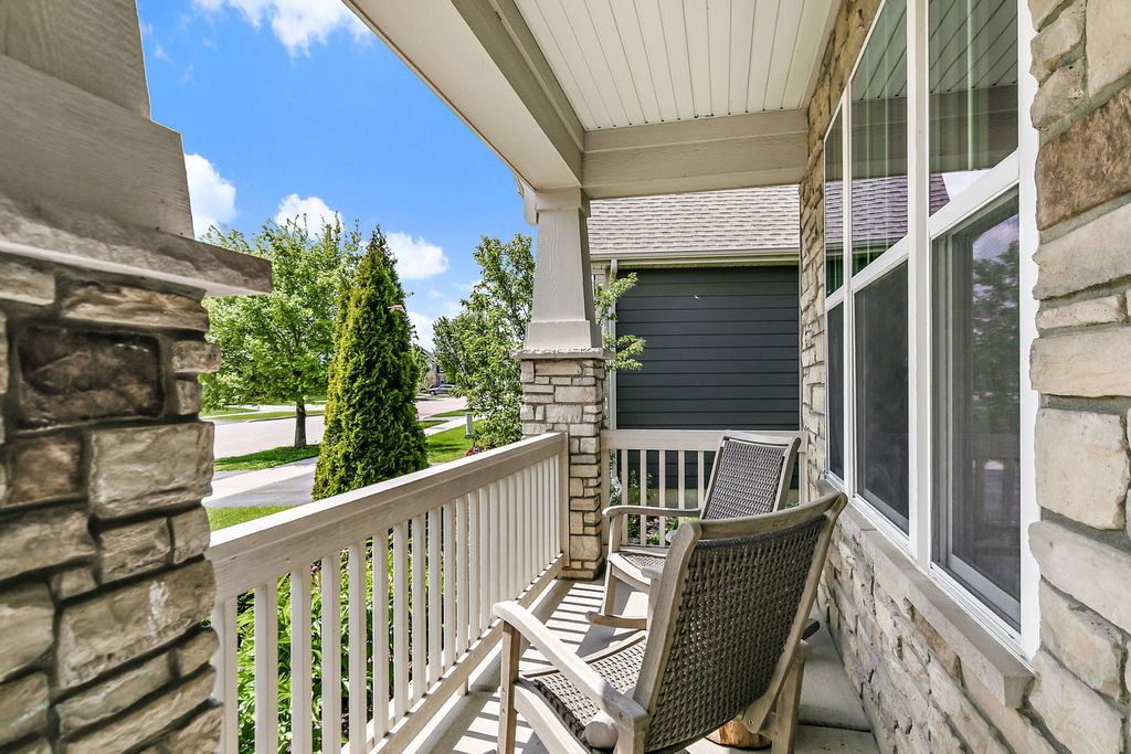 Image 6 of property listing at 380 Hamilton Road, St. Charles, IL 60175