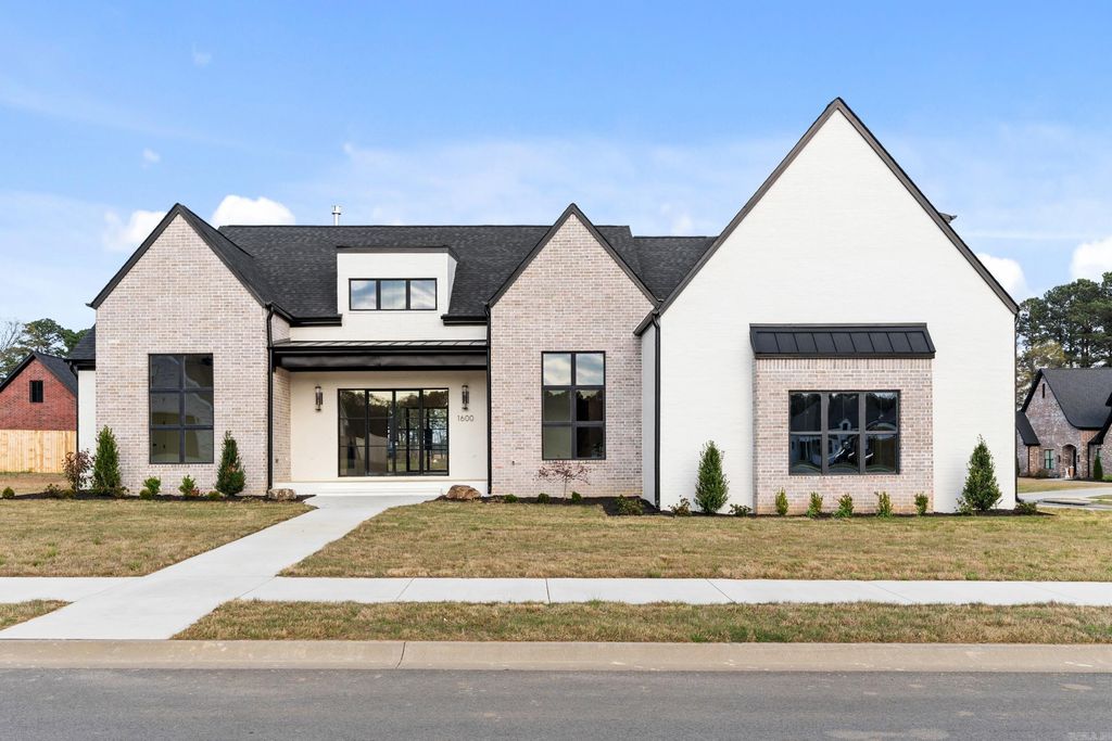 1600 Dolphin, Conway, AR 72034