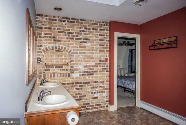 8132 COVERED BRIDGE RD, Quakertown, PA 18951