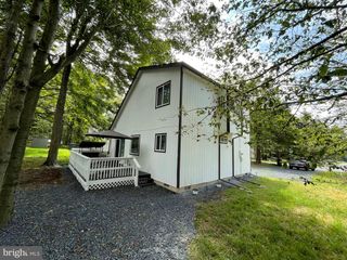 8540 HILLCREST DR, Tobyhanna, PA 18466