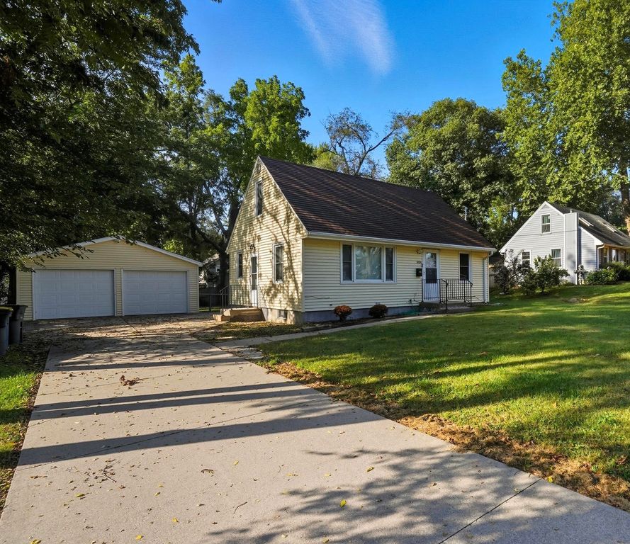 1204 Elder Lane, Des Moines, IA 50315