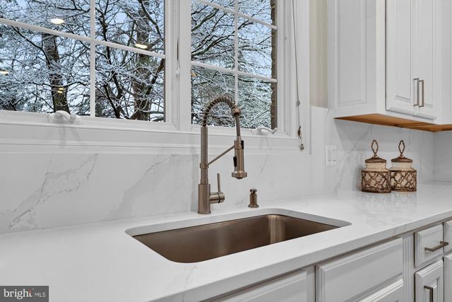 2584 VINTAGE CREST LN, Oakton, VA 22124