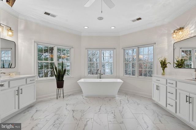 2584 VINTAGE CREST LN, Oakton, VA 22124