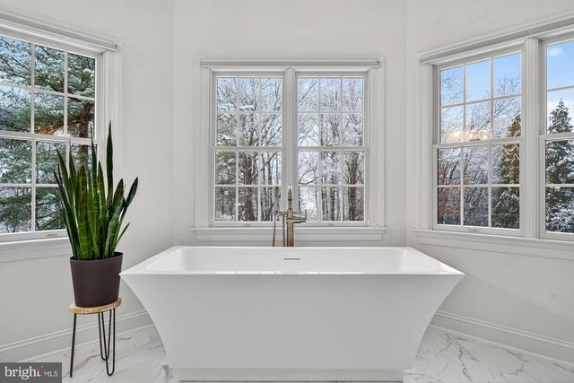 2584 VINTAGE CREST LN, Oakton, VA 22124