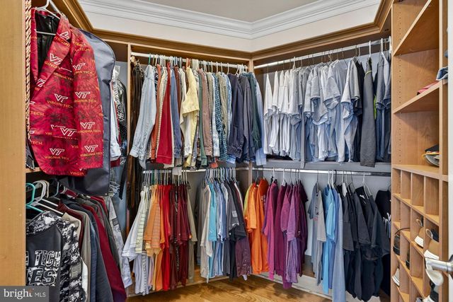 2584 VINTAGE CREST LN, Oakton, VA 22124