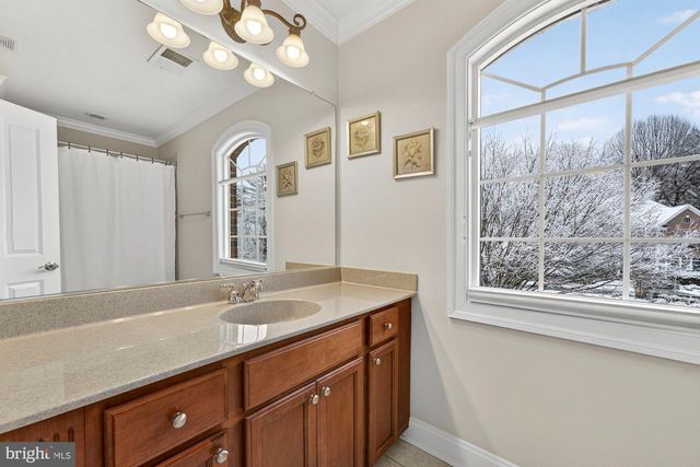 2584 VINTAGE CREST LN, Oakton, VA 22124
